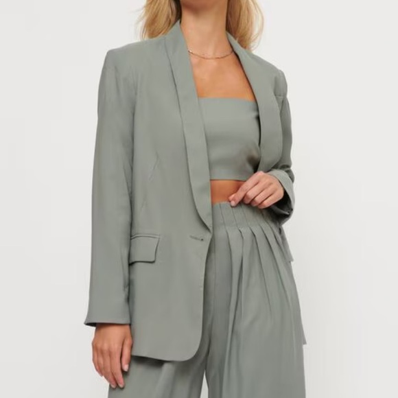 Dynamite Oversized Boyfriend Blazer in Sage - Picture 2 of 8